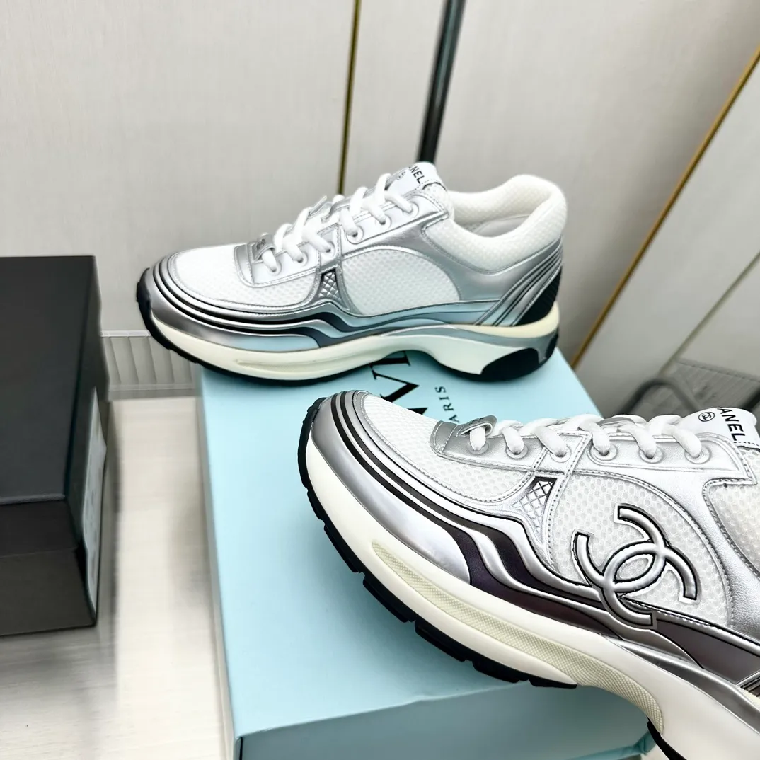 👟👟Ex-factory price 640 👟👟 Women's Shoes Women's Clothing Chanel Chanel 23C Early Spring Resort Series Xiaoxiang Metal Casual Sports Shoes Gold Silver Horn King The latest foreign catwalk series Chanel Chanel 2023 Early Spring Series is held in the second smallest country in the world. The series is inspired by Monaco's international seaside lifestyle, from the F1 racing track to beach swimming pools, from casinos to tennis courts, to create a diverse and unique new series of racing driver's helmets, jumpsuits and other elements that have been reinterpreted to be more fashionable. Exquisite packaging at the delivery counter 🛍📦 ▪️Fabric: Original imported metal cowhide + technical fabric ▪️Inner lining: Original custom-made breathable mesh ▪️Sole: Original molded ultra-light foam combination outsole ▪️Sole thickness: 3.5CM ▪️Size: Women’s 35-41